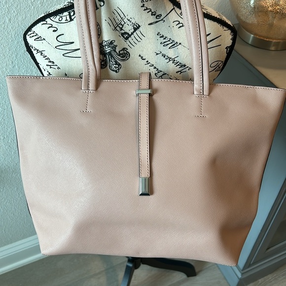 Vince Camuto Handbags - Vince Camuto Light Pink Lelia Tote